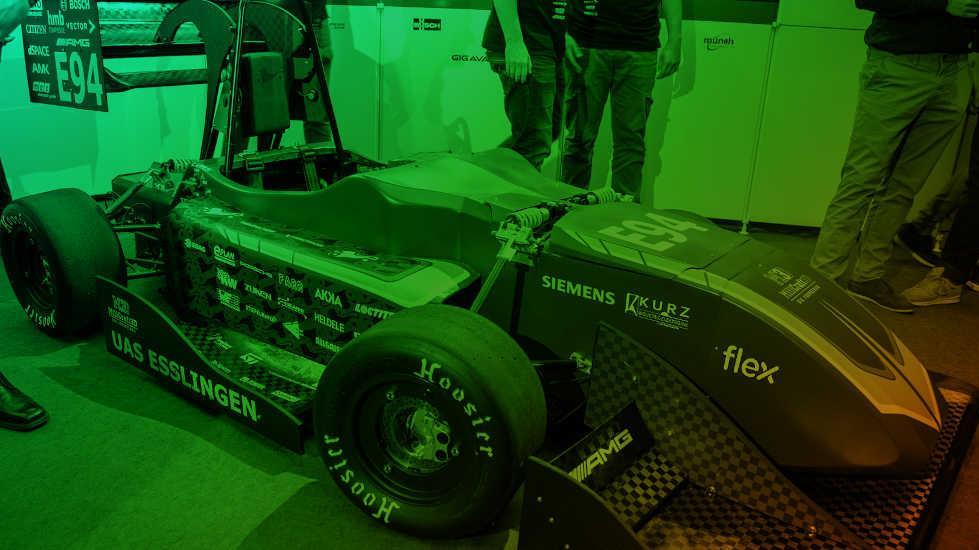 Orientar a jóvenes ingenieros para diseñar y construir un coche de carreras eléctrico para estudiantes de Fórmula