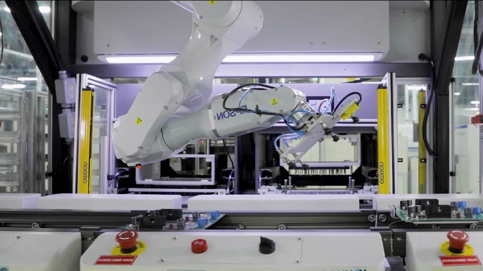 Brazo robótico que realiza una función de fabricación en una fábrica.
