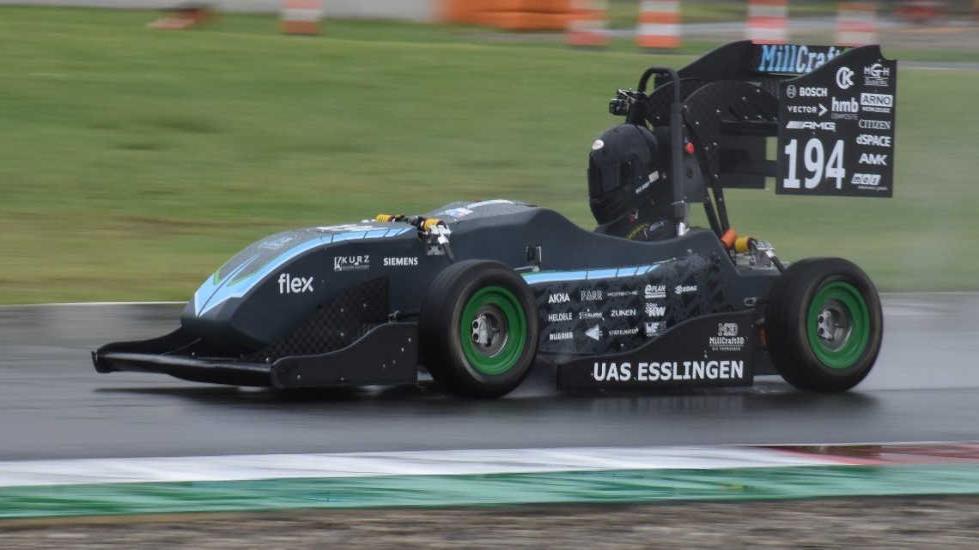Asesoramiento a jóvenes ingenieros para diseñar y construir el coche de carreras eléctrico Formula Student