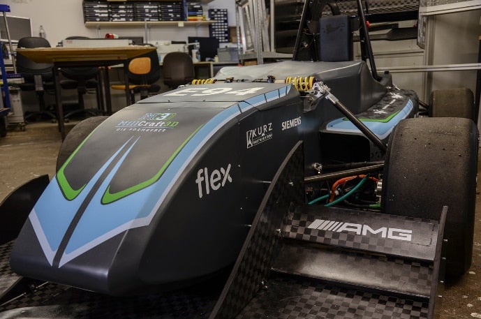 Asesoramiento a jóvenes ingenieros para diseñar y construir el coche de carreras eléctrico Formula Student
