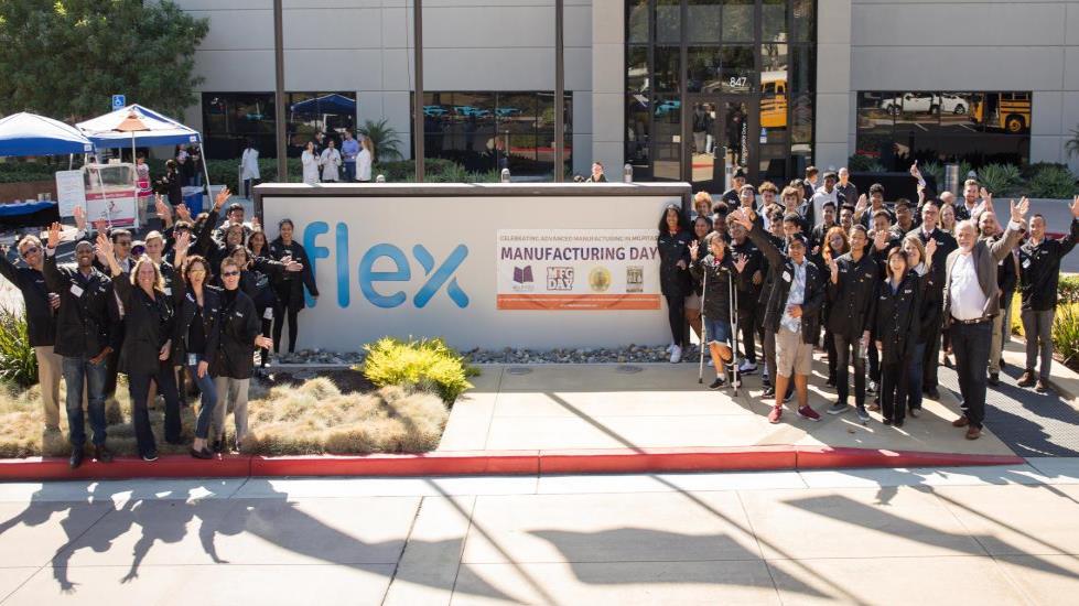 Empleados fuera de las instalaciones de Flex para celebrar el Día de la Fabricación 2019