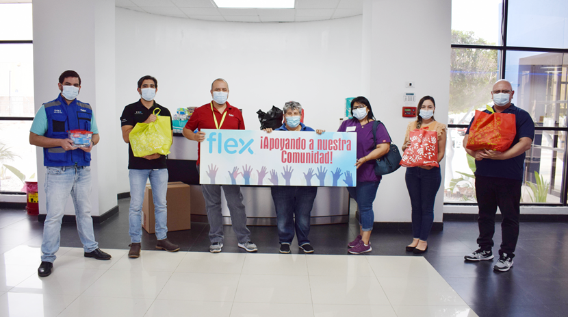 Flex-Mitarbeiter in Mexiko zeigen in Innenräumen ein LGBTQ-Banner
