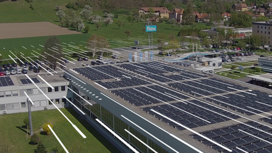 太阳能供电的伟创力制造工厂俯视图