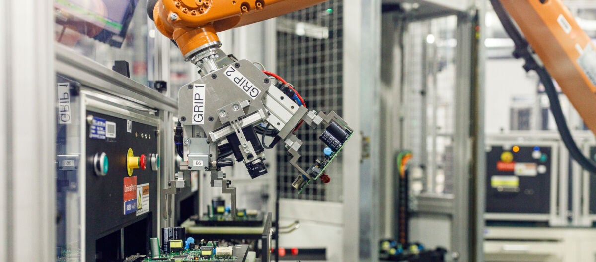 Autonomer Fabrikroboterarm auf PCBA-Linie