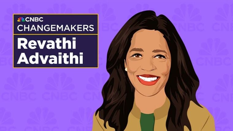 紫色背景中有 CNBC 变革者 Revathi Advathi 和她的卡通图像