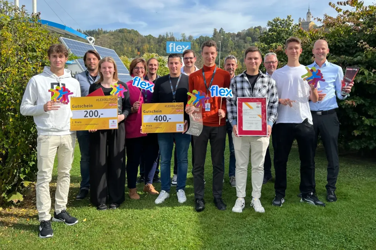 Eine Gruppe von Flex-Lehrlingsmitgliedern hält Auszeichnungen bei einem Hackathon